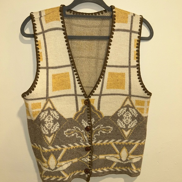 Granola Girl Vest - Picture 2 of 10